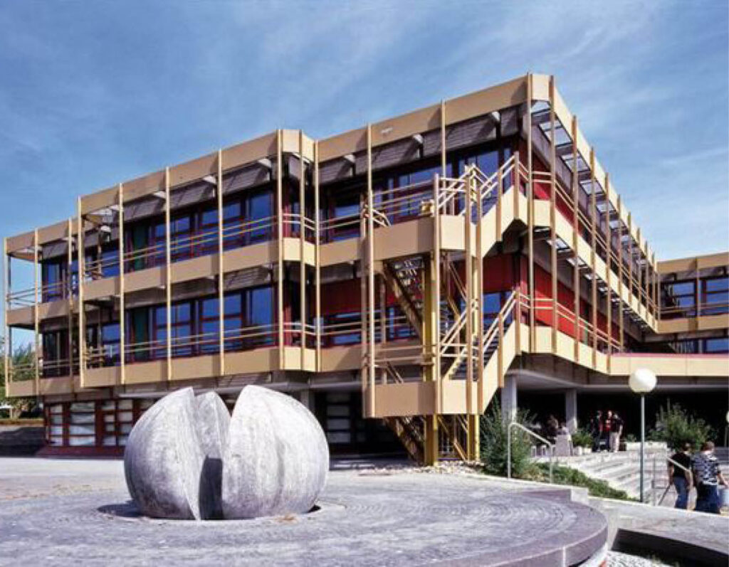 Bild der Kaufmännischen Schule Aalen mit einem Brunnen im Vordergrund
