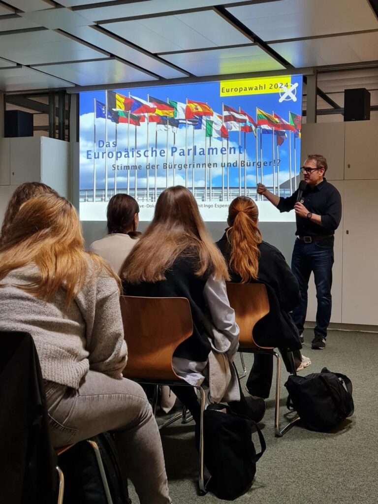 Schüler sehen auf Präsentation zum Europäischen Parlament