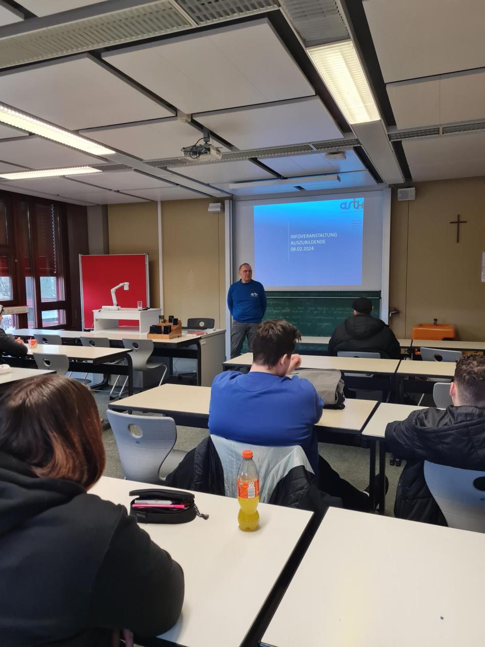 Schüler im Klassenraum hören Vortrag zu