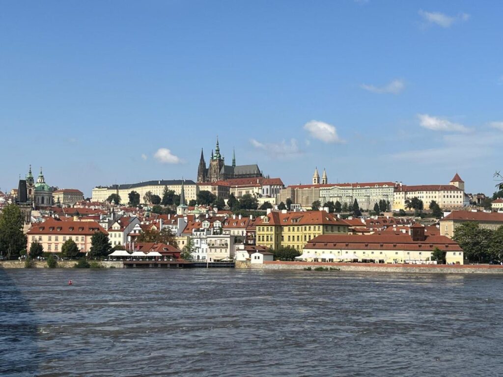 Prag über die Moldau zum anderen Ufer fotografiert