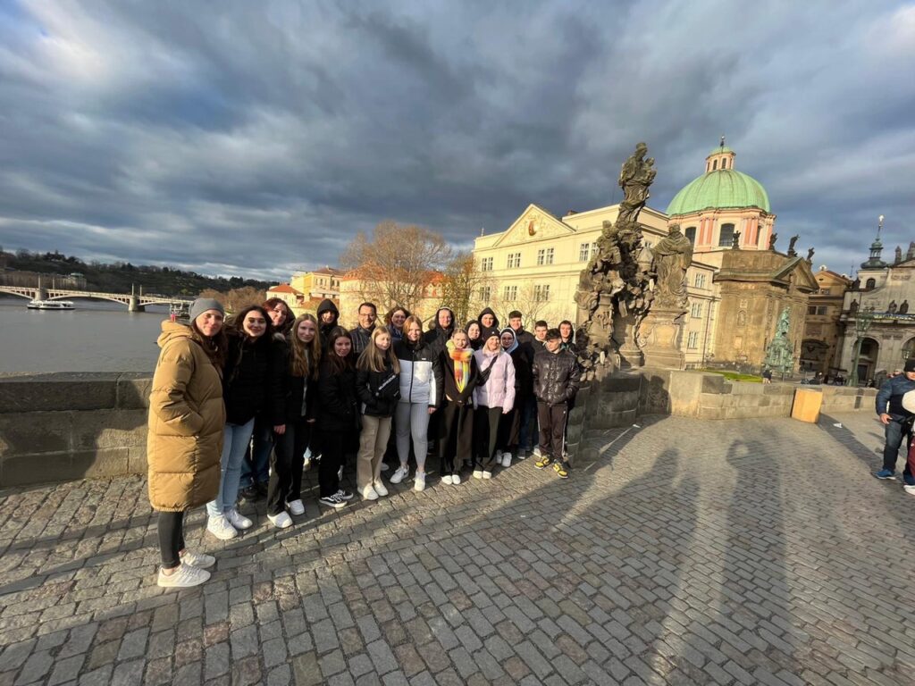 Gruppenfoto auf der Karlsbrücke in Prag